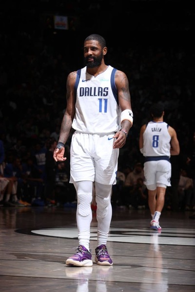 Kyrie 4 into the best sale spotlight